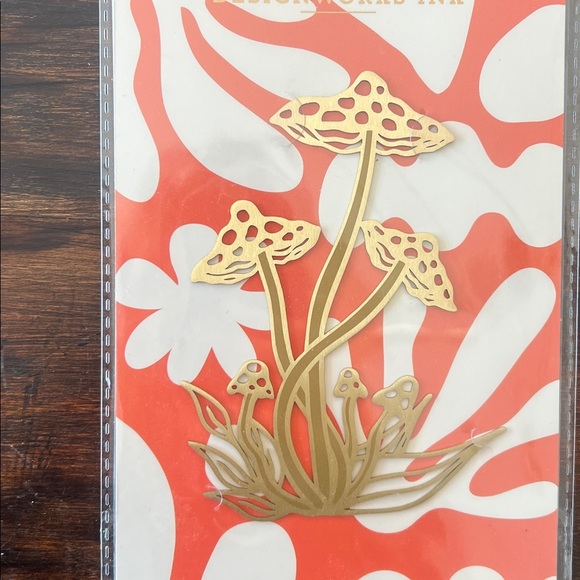 DesignWorks Ink Gold Metal Mushroom Bookmark - Picture 2 of 3